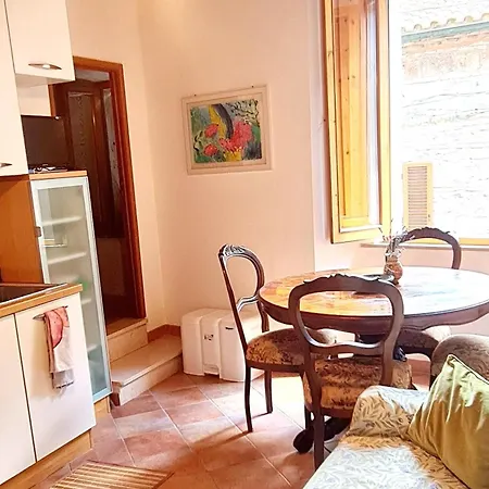 Flat Ghino Di Tacco Historical Centre